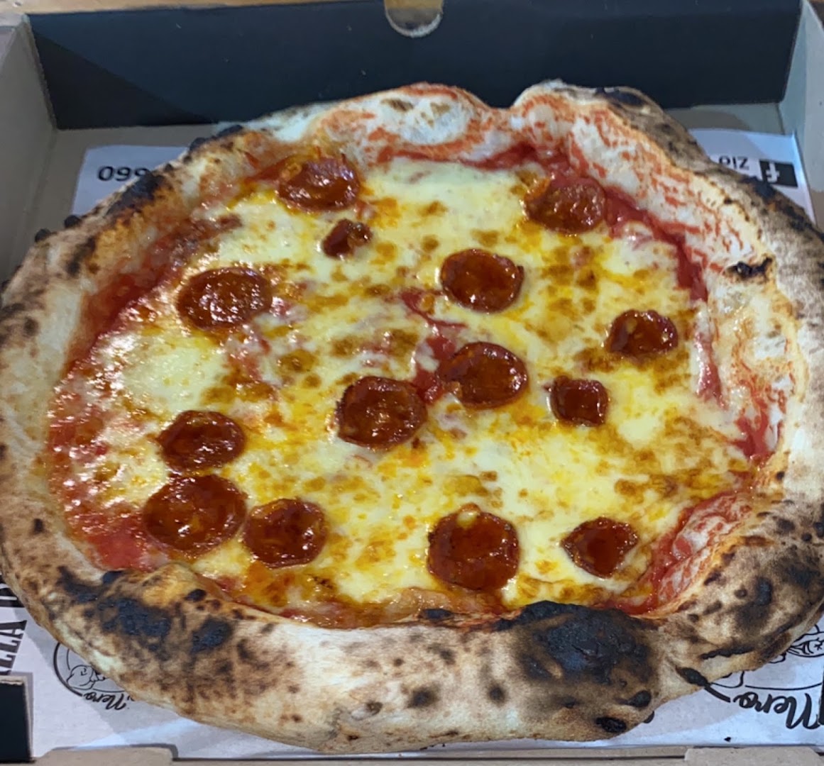 Zio Nero: appetizing photo of restaurant pizza