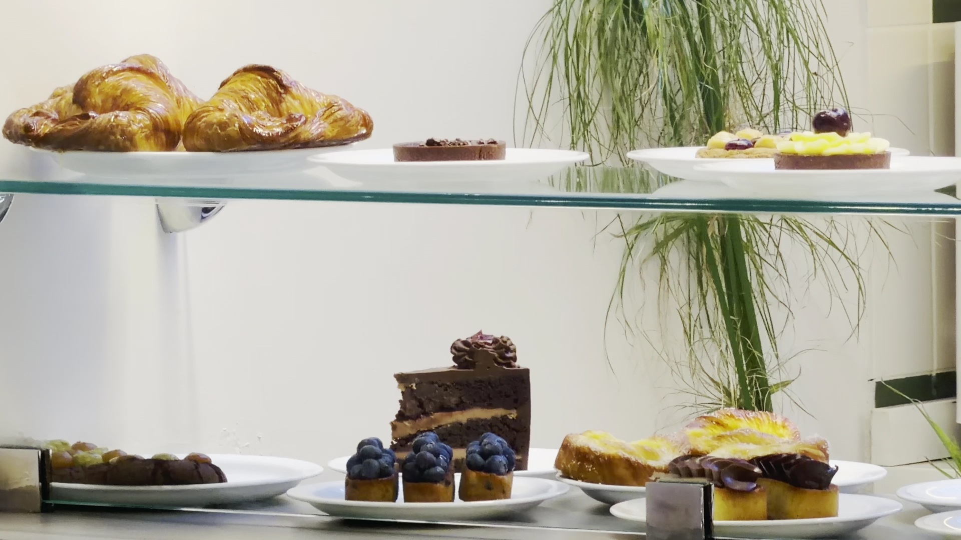 Café Paraíso: appetizing display of breakfast pastries