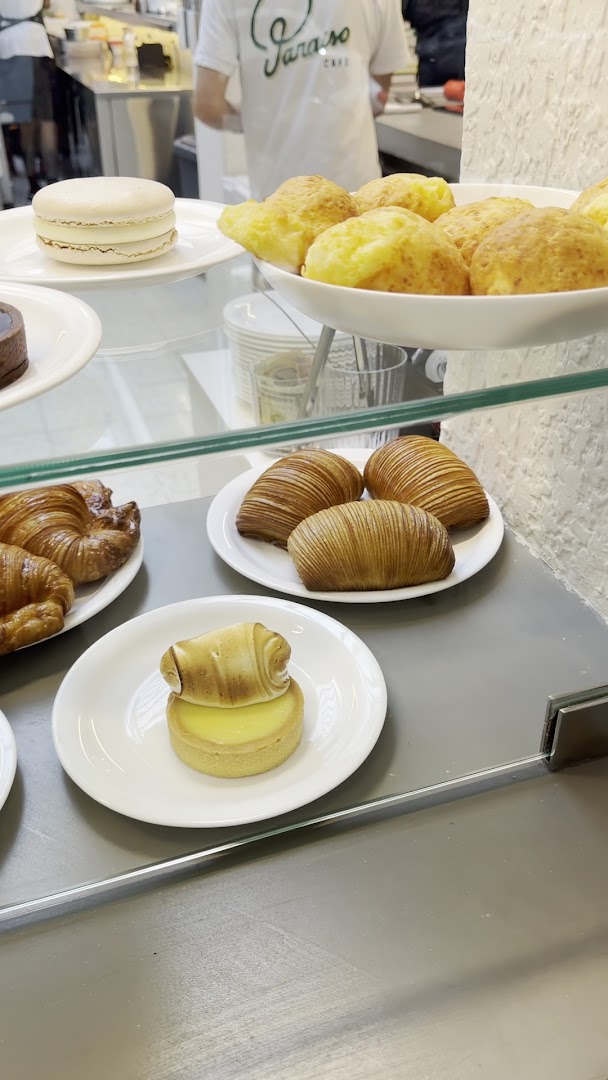 Café Paraíso: appetizing display of fresh pastries