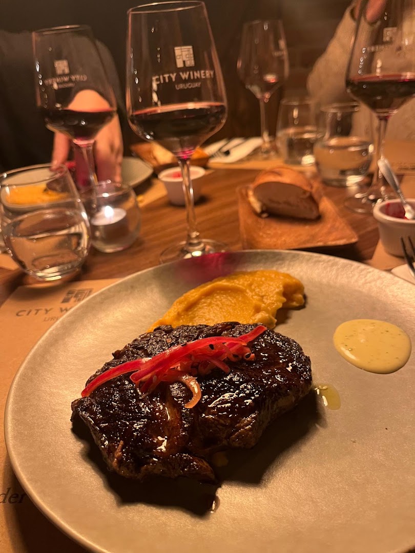 City Winery Uruguay: appetizing food and wine presentation