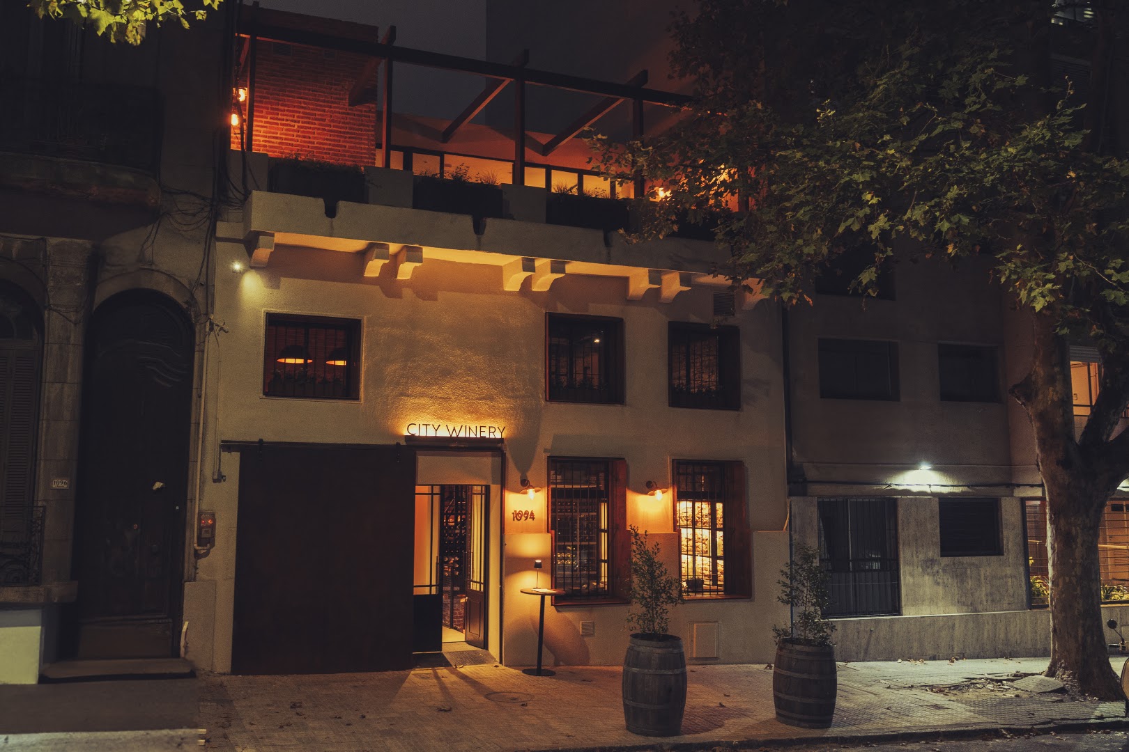 City Winery Uruguay: attractive exterior shot at night