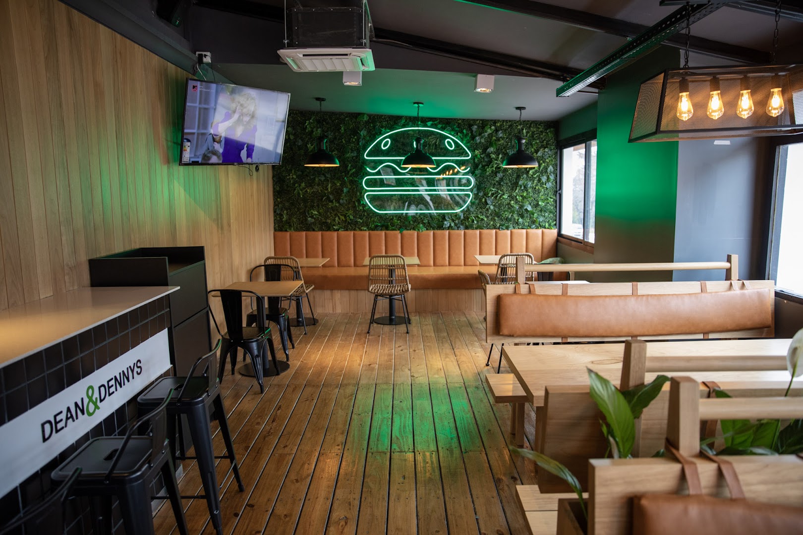 Dean & Dennys: clear, inviting restaurant interior shot