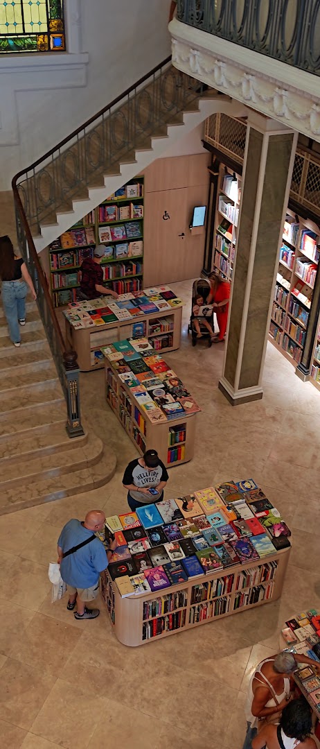 Feltrinelli: clear view of bookstore interior