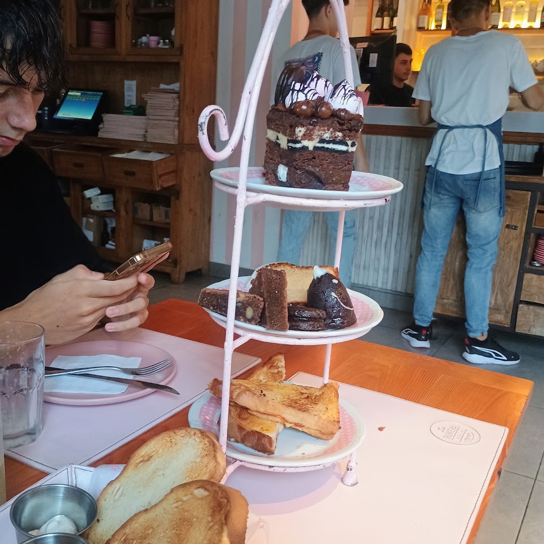 La Panera Rosa Carrasco: appetizing food display at venue