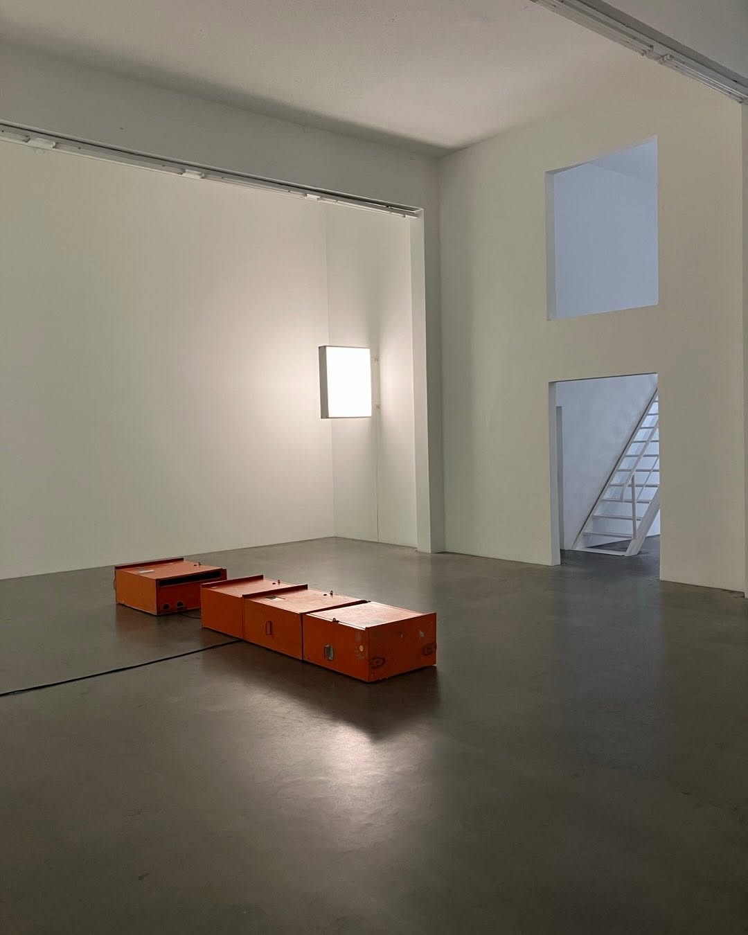 Oficina Específica: clean professional gallery space interior