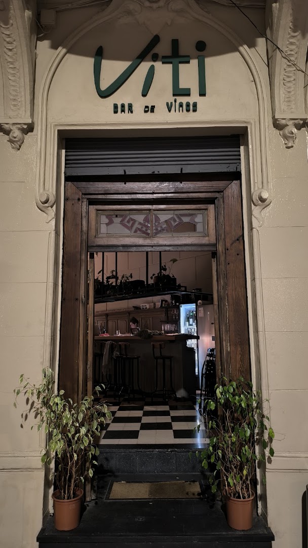 Viti Bar de Vinos: clear, inviting exterior shot
