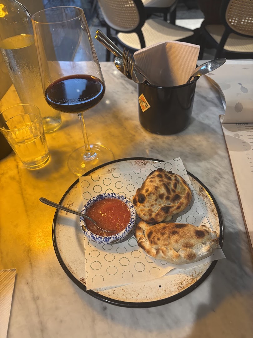 Viti Bar de Vinos: appetizing food and drink presentation