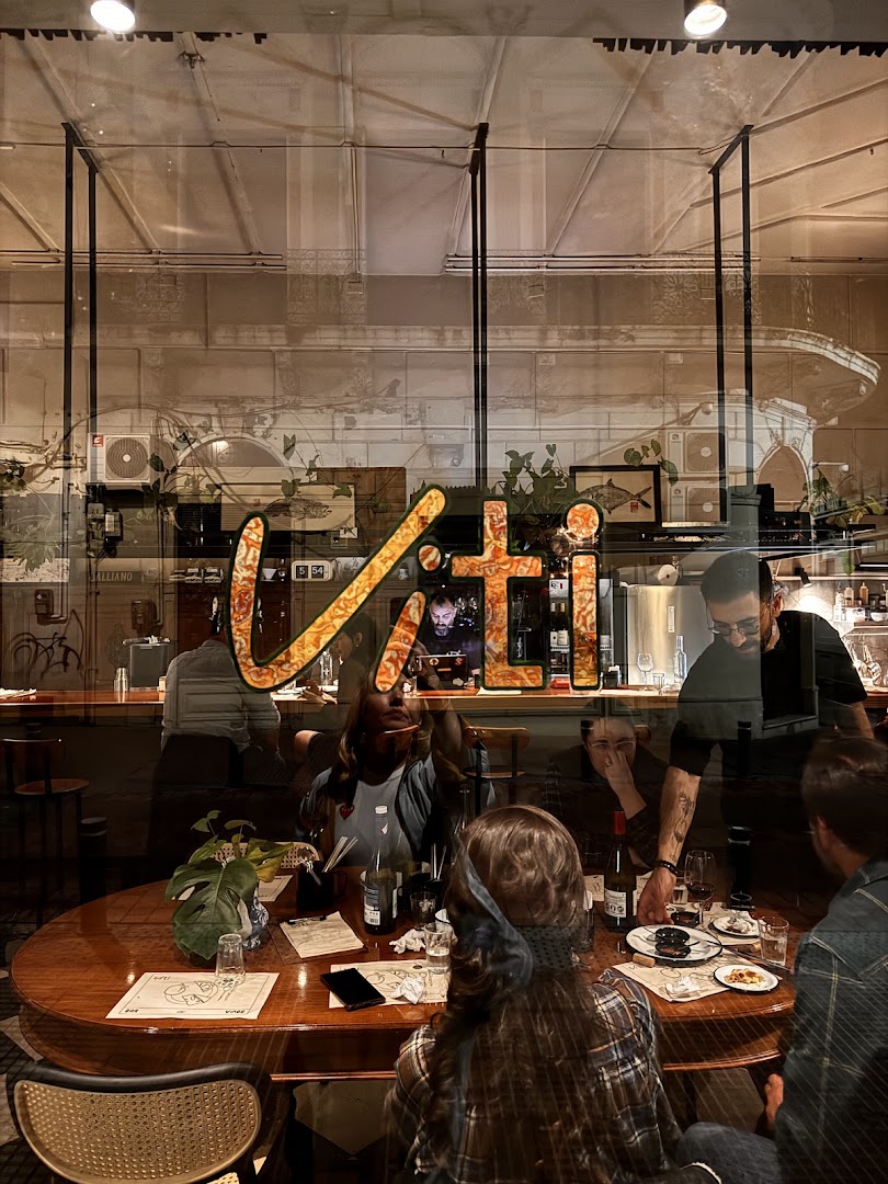 Viti Bar de Vinos: inviting atmosphere and clear branding