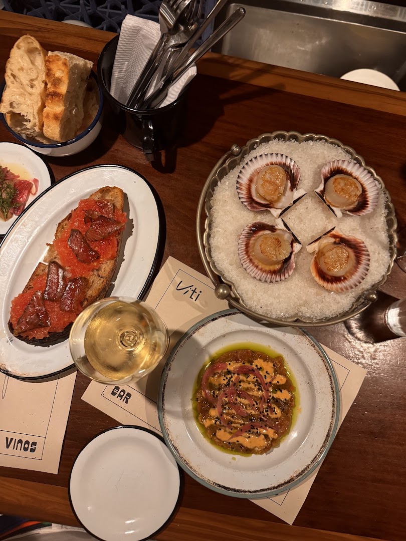 Viti Bar de Vinos: appetizing food and drink presentation