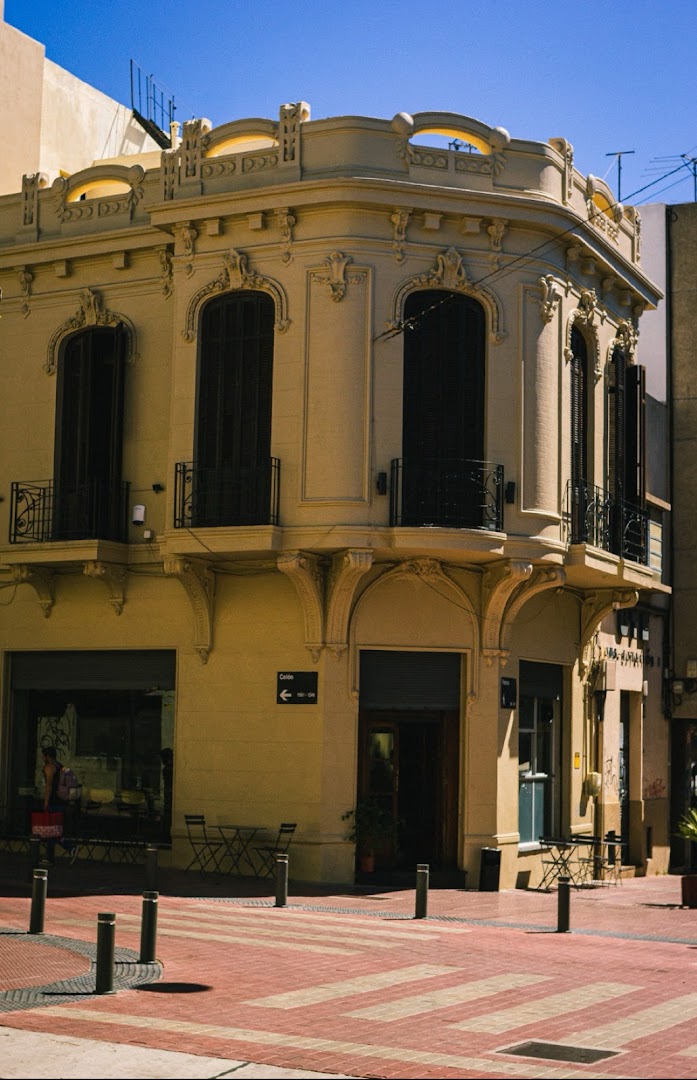 Viti Bar de Vinos: attractive exterior shot of venue
