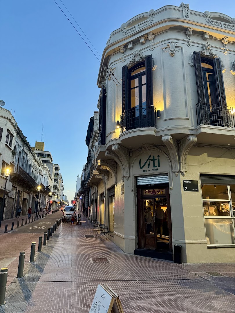 Viti Bar de Vinos: attractive exterior shot of venue