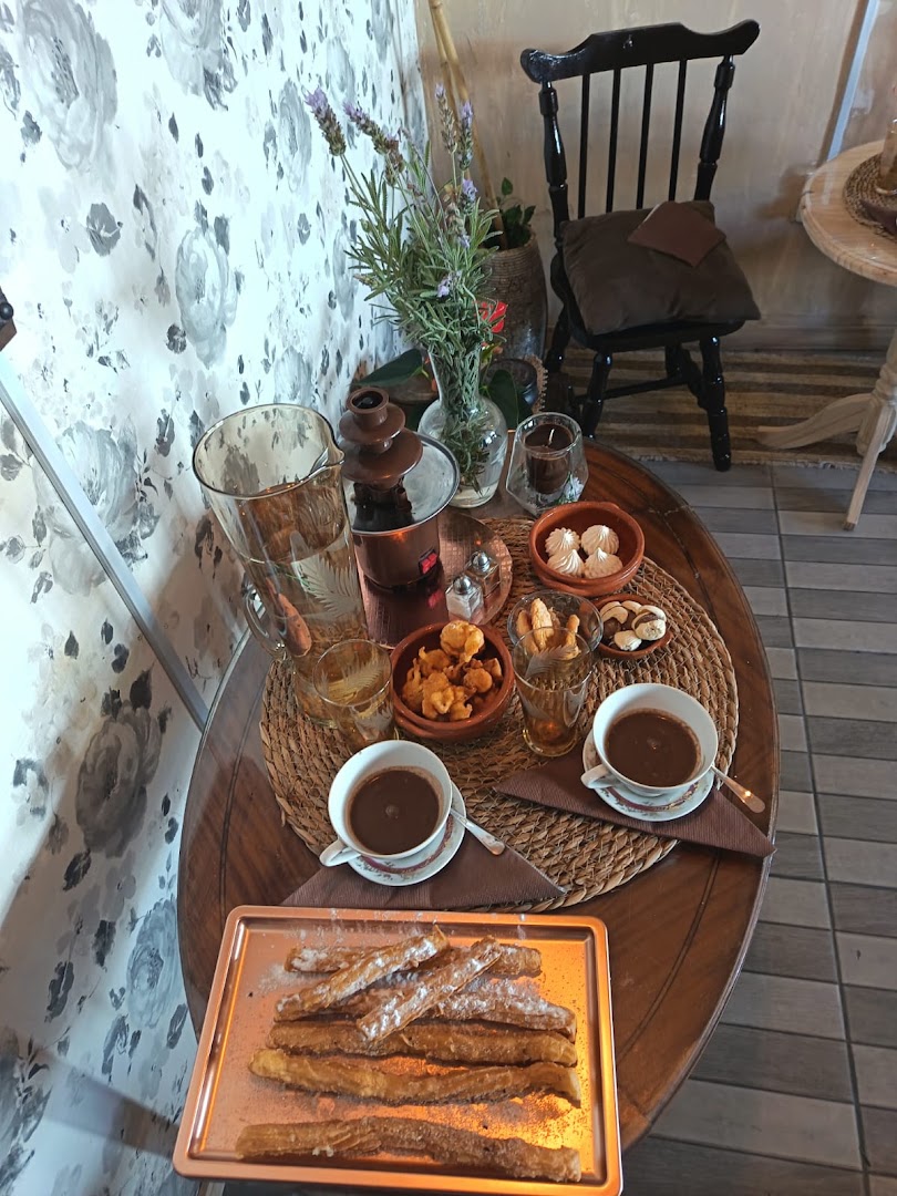 Chocolatería Explanada: appetizing display of venue offerings