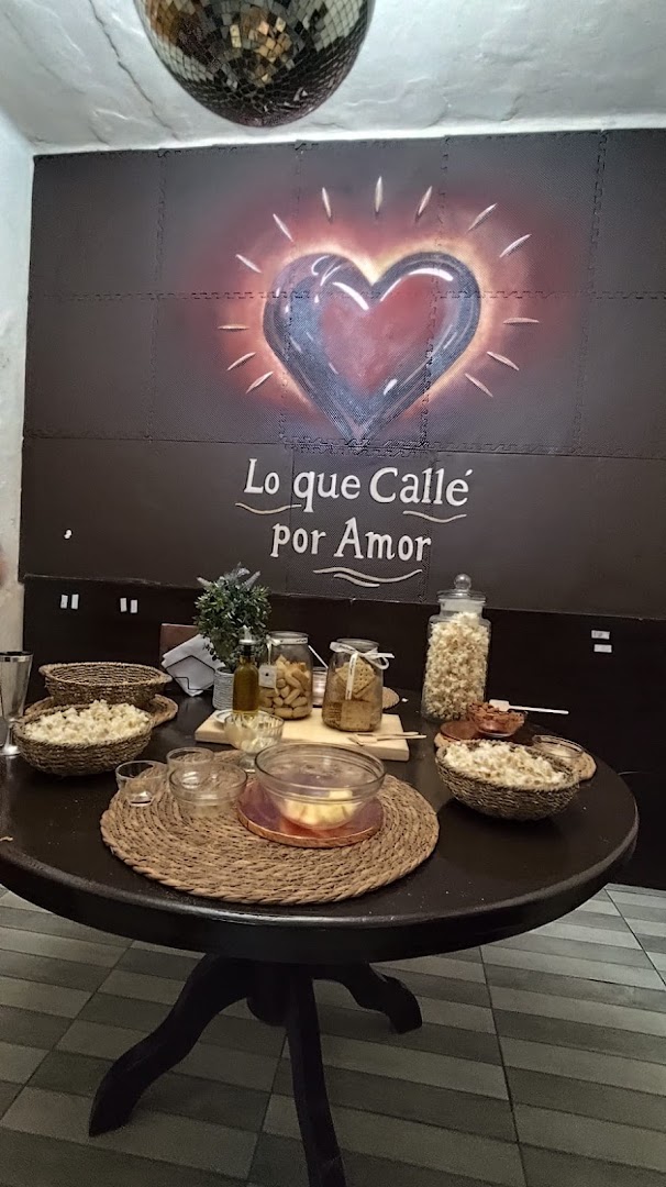 Chocolatería Explanada: venue atmosphere and snacks