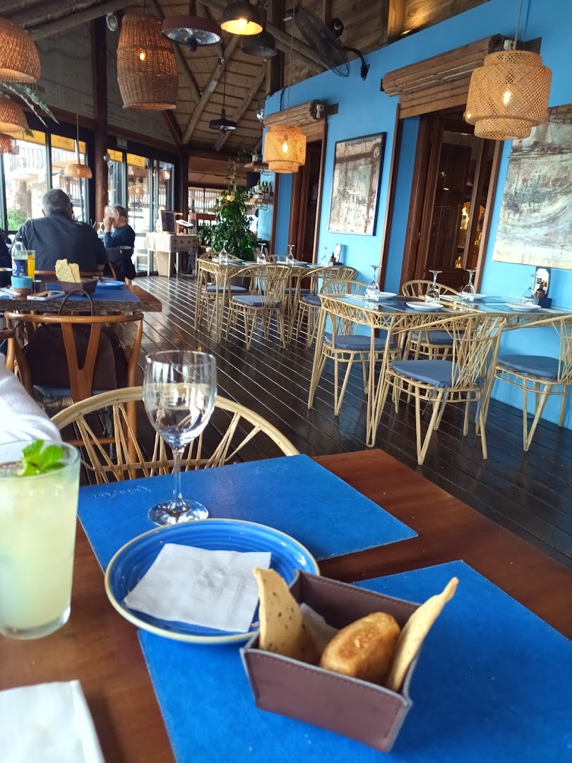 Ocho Nudos: inviting restaurant interior and atmosphere