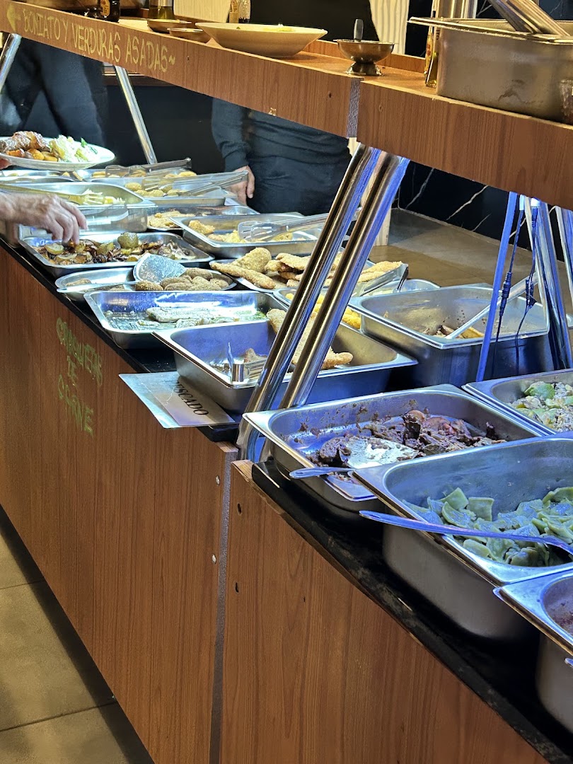 Adoquín Buffet: clear display of buffet food