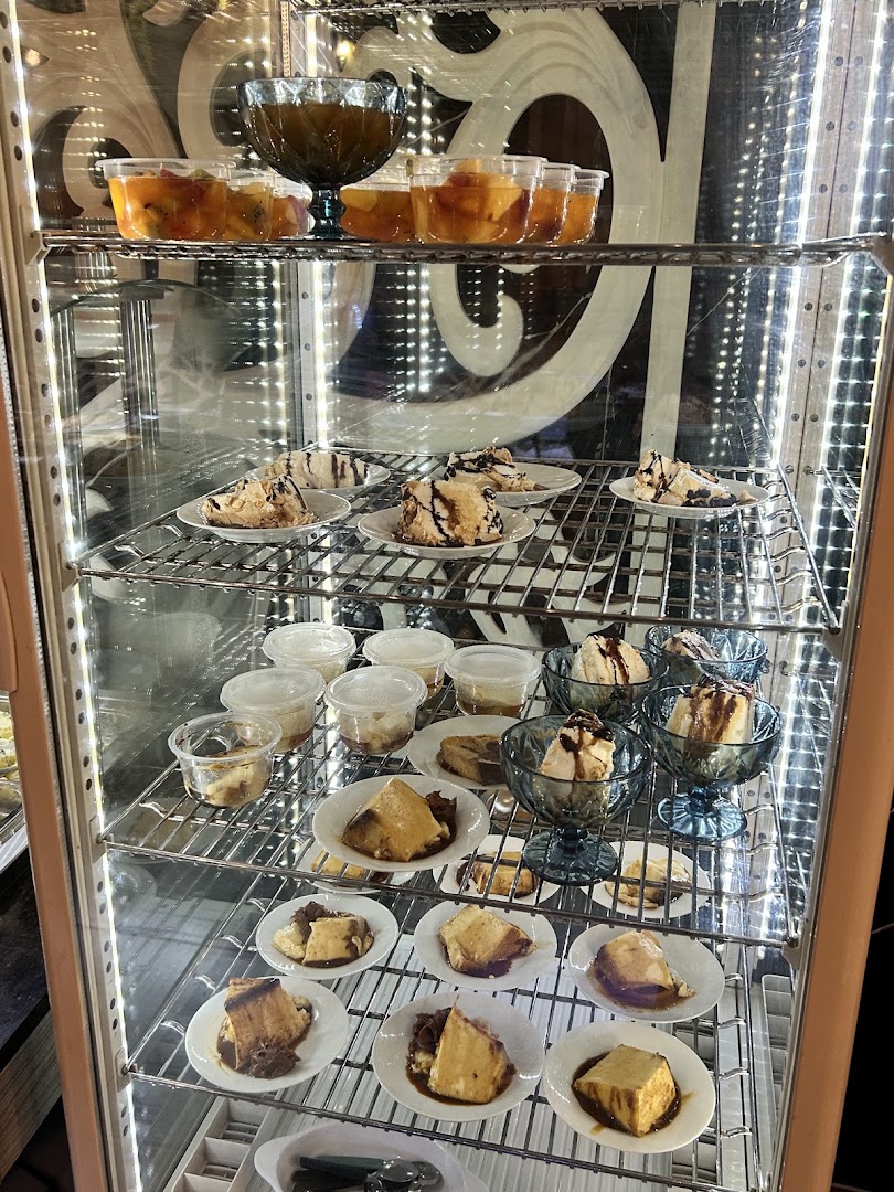 Adoquín Buffet: clear display of restaurant desserts