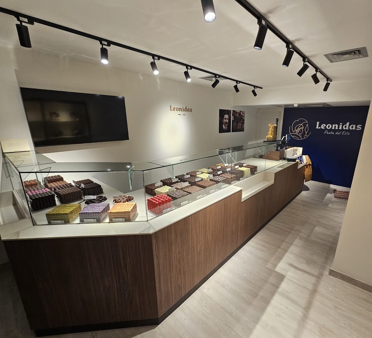 Leonidas: clean, professional shop interior photo