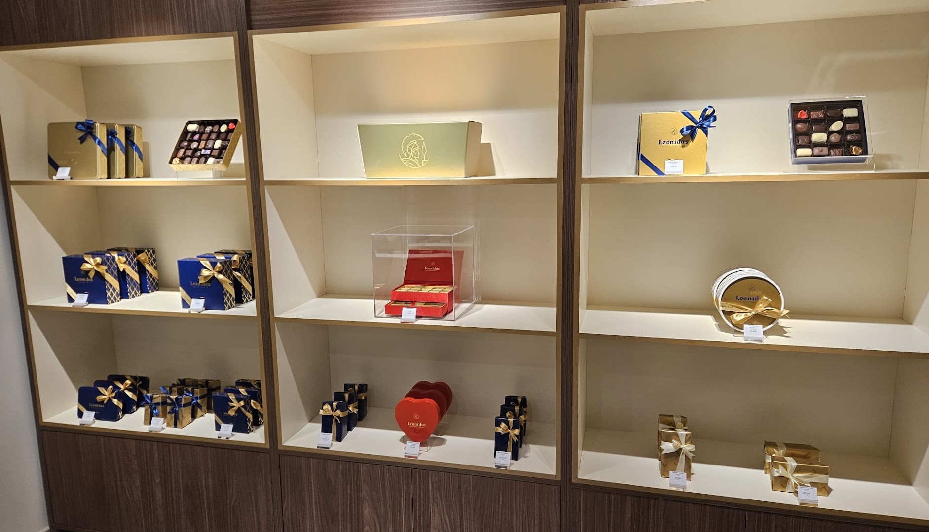 Leonidas: clear display of shop products