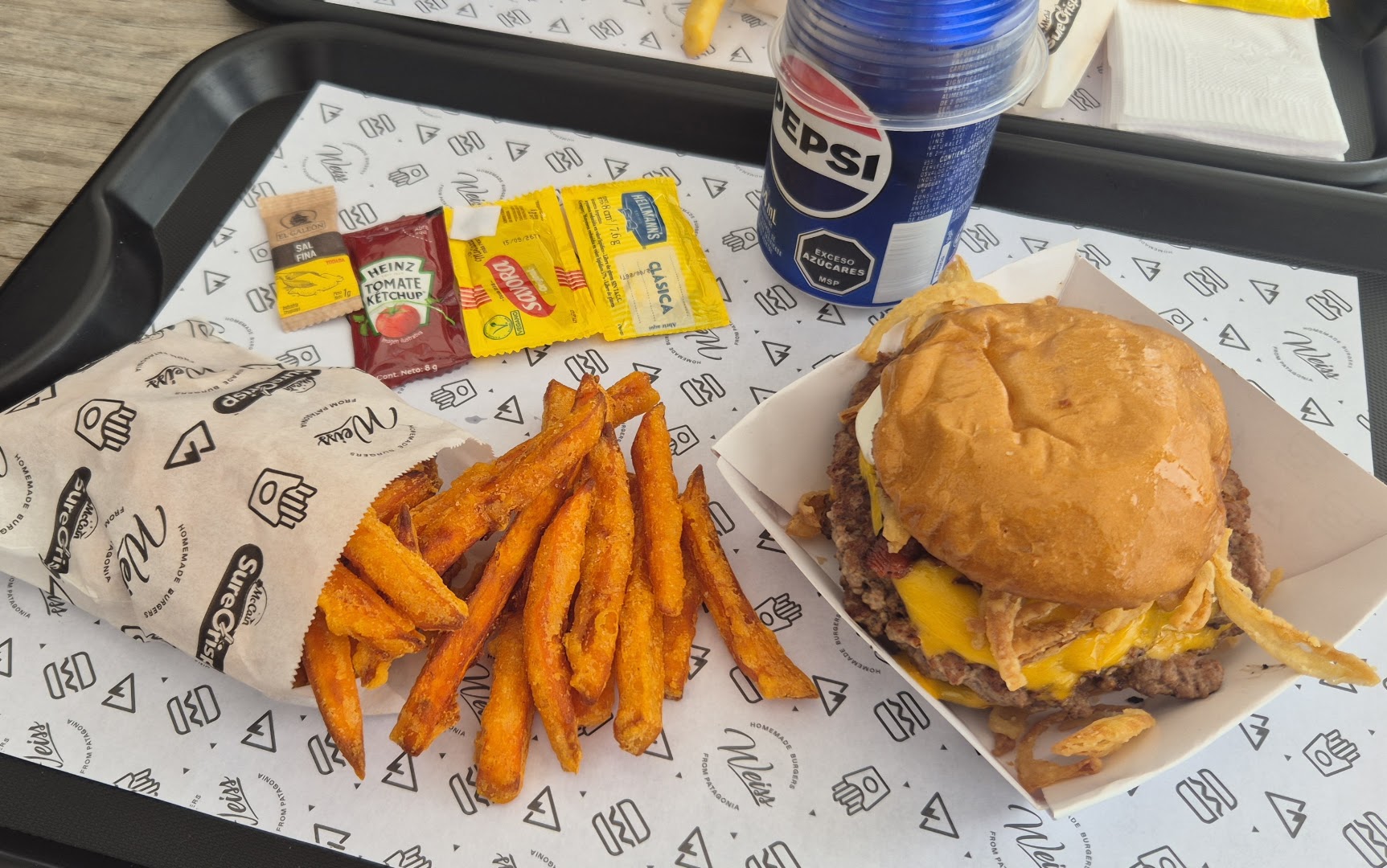 Weiss Burger: appetizing, clear photo of food