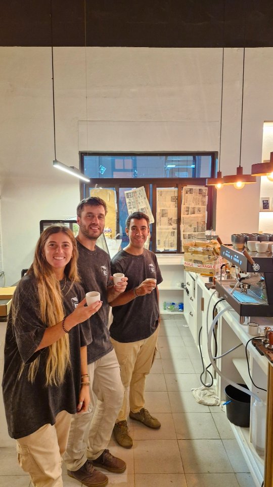 Basalto Coffee Club: friendly staff in venue setting
