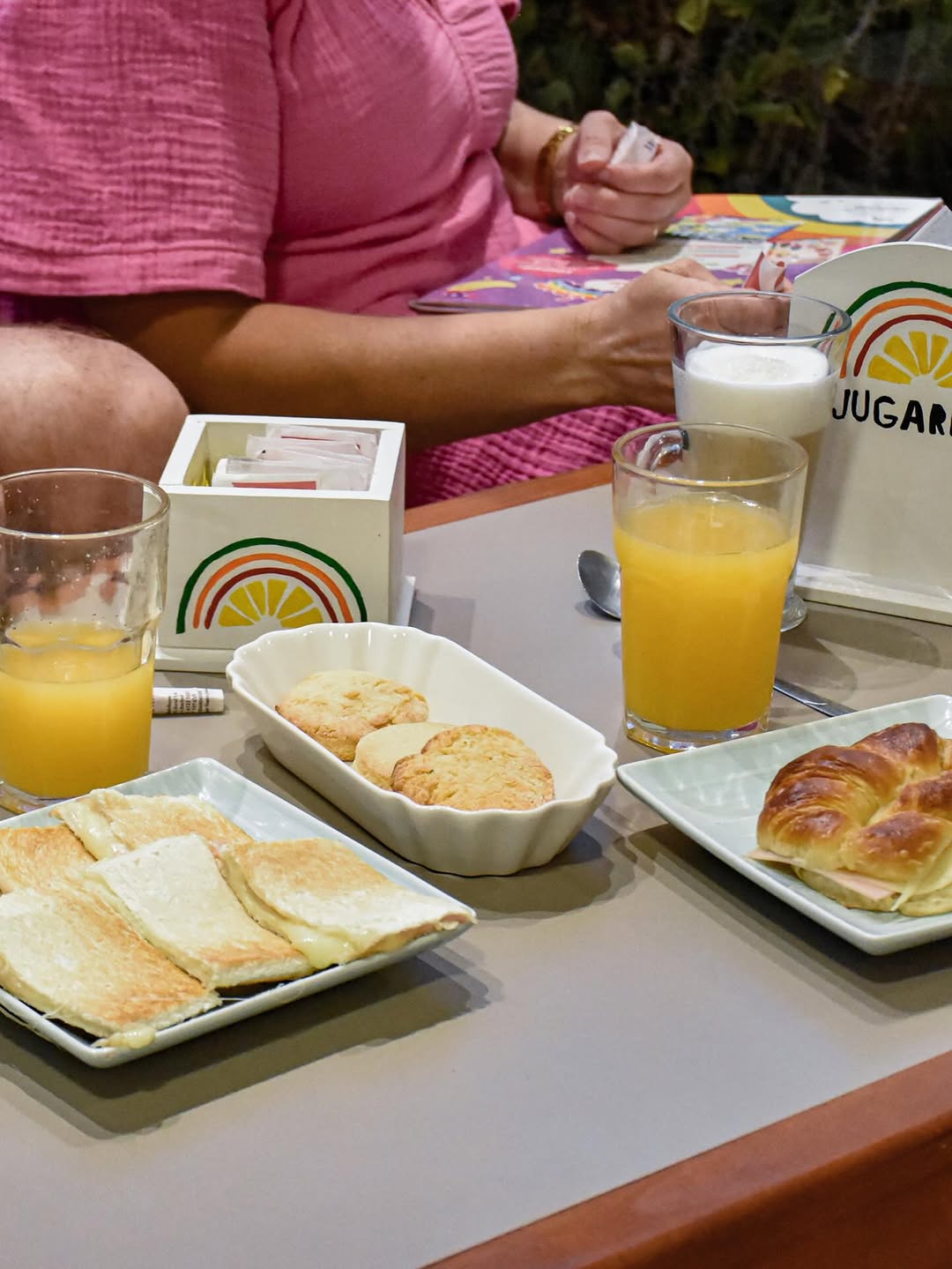 Jugareté: appetizing breakfast food and drinks