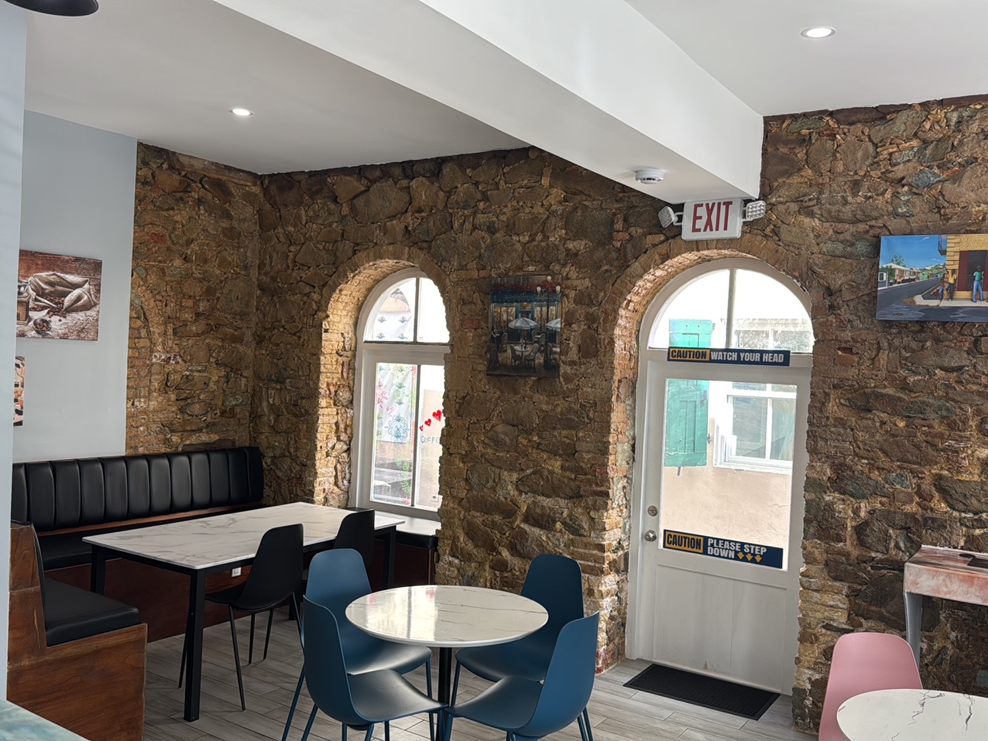 758 Daily Drip: clear shot of venue interior