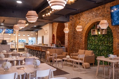 Island Grind, Main Street: clear, inviting interior atmosphere shot