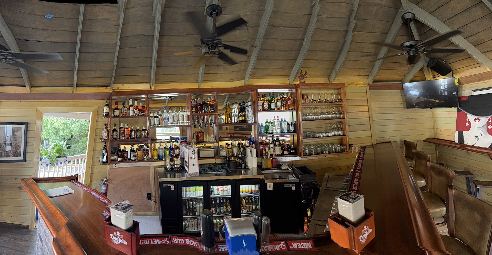 The Blind Donkey: clear view of bar interior