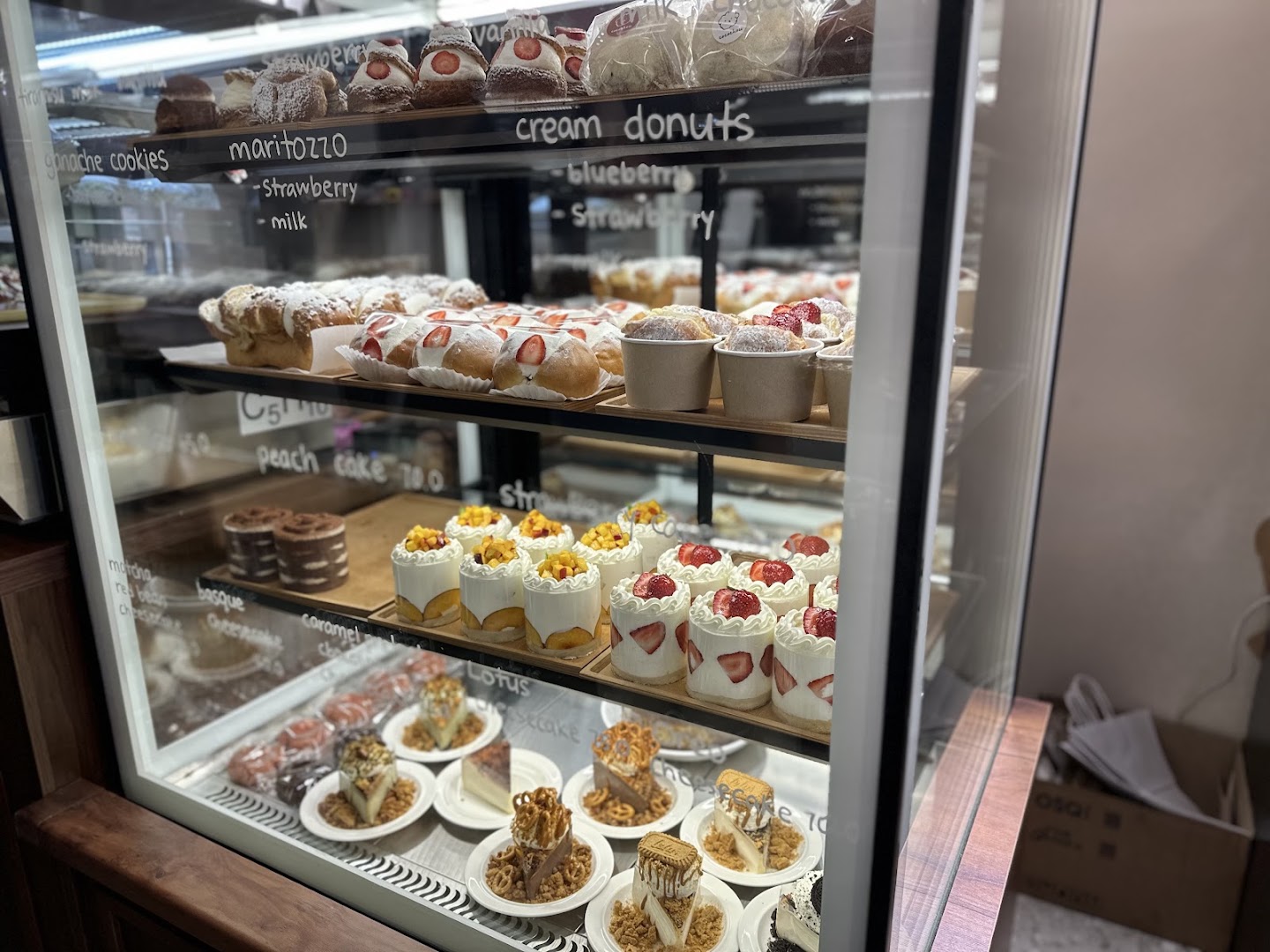 COCOCHOU BAKERY: appetizing display of bakery products