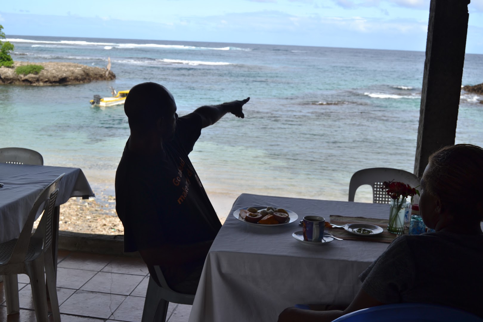 Lenakel Sea View Restaurant At Louarakar: restaurant atmosphere and view