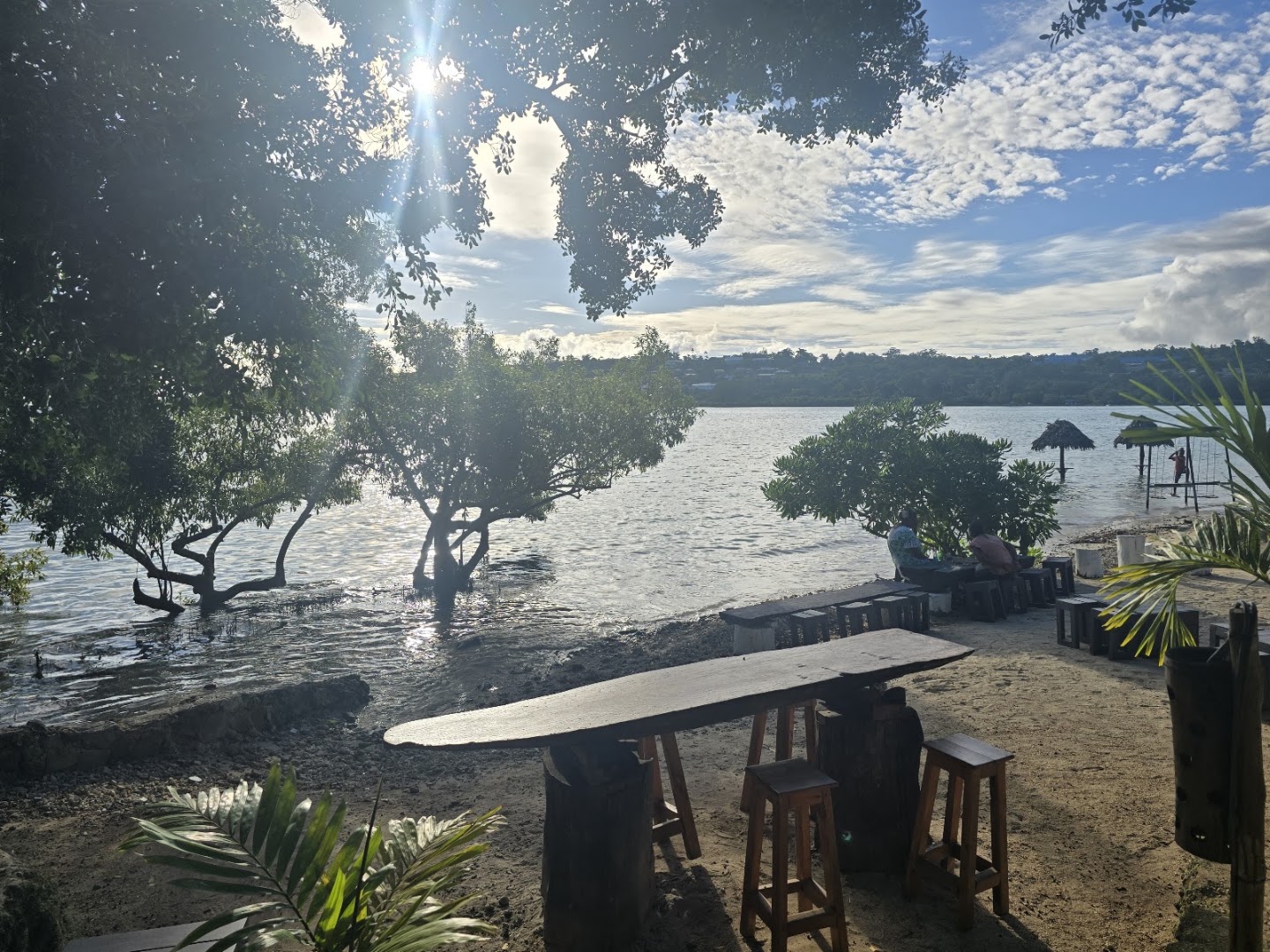 Banyan Beach Bar: inviting atmosphere and scenic view