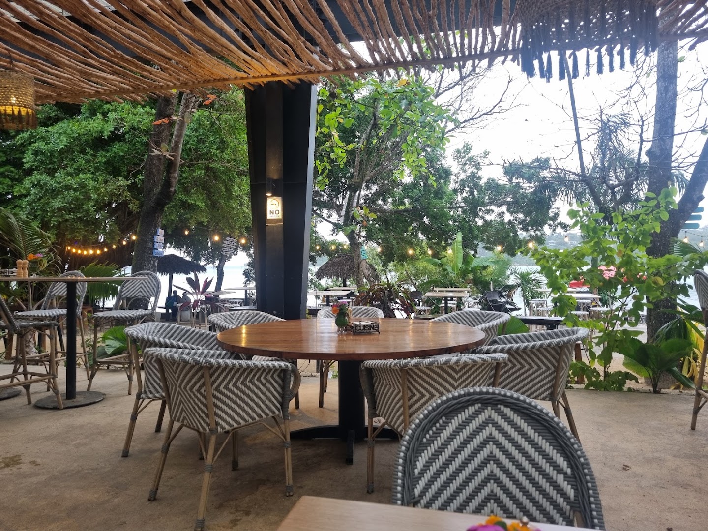 Banyan Beach Bar: inviting and clear venue atmosphere