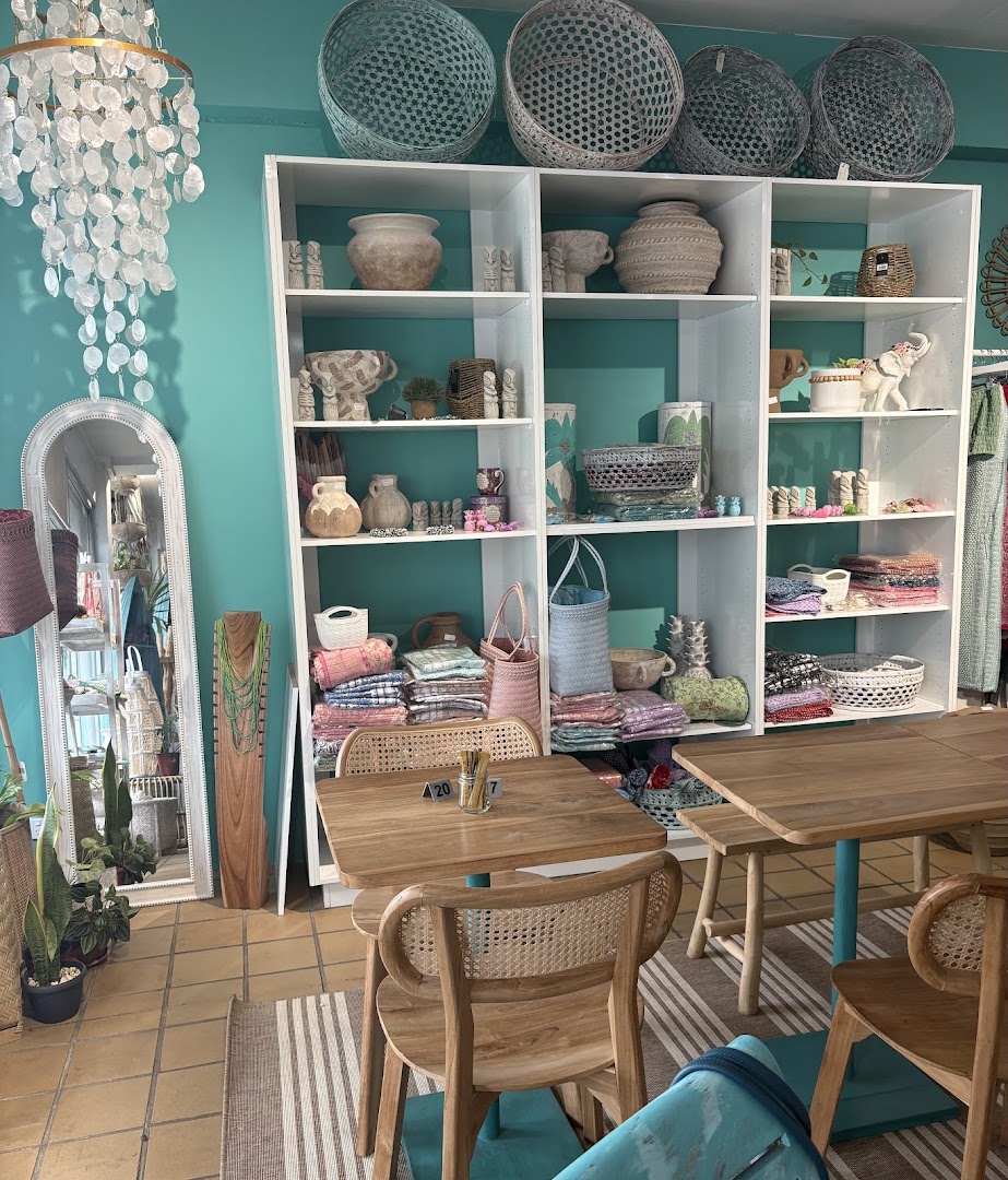Coco & Co: inviting bar interior atmosphere