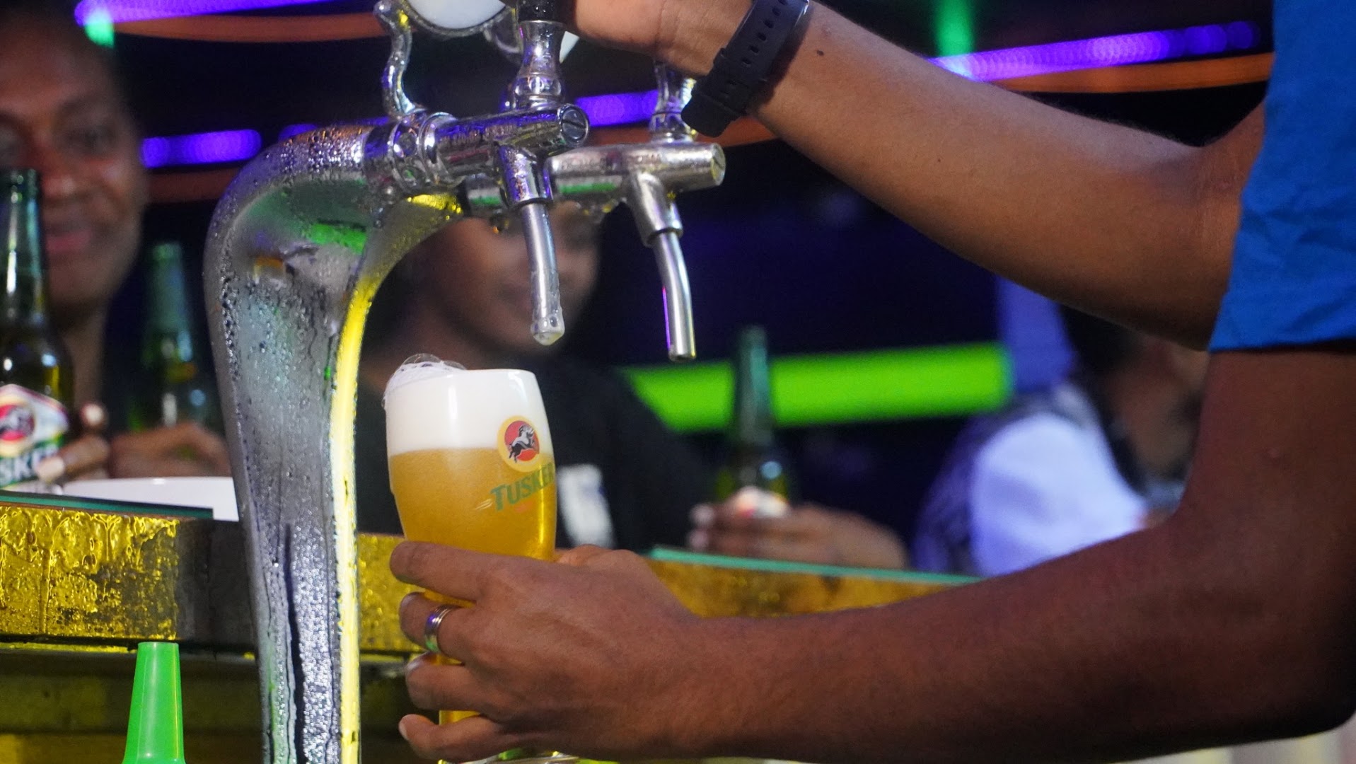 Elektrorock: high quality shot of pouring beer