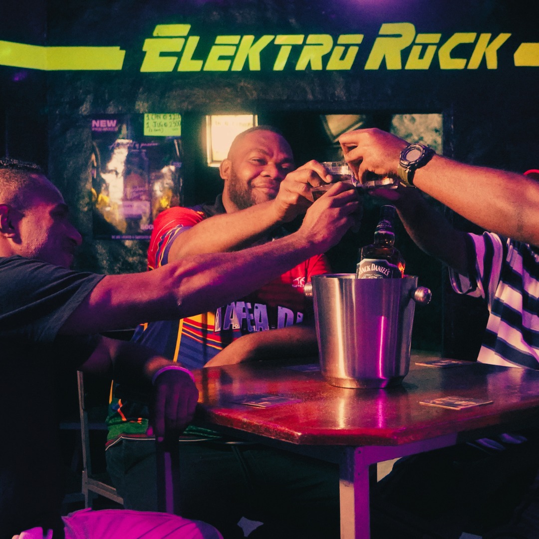 Elektrorock: bar's lively atmosphere