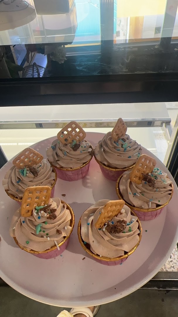 Grace Coffee: appetizing photo of fresh cupcakes