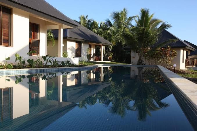 Mangoes Resort Restaurant: beautiful resort pool and architecture