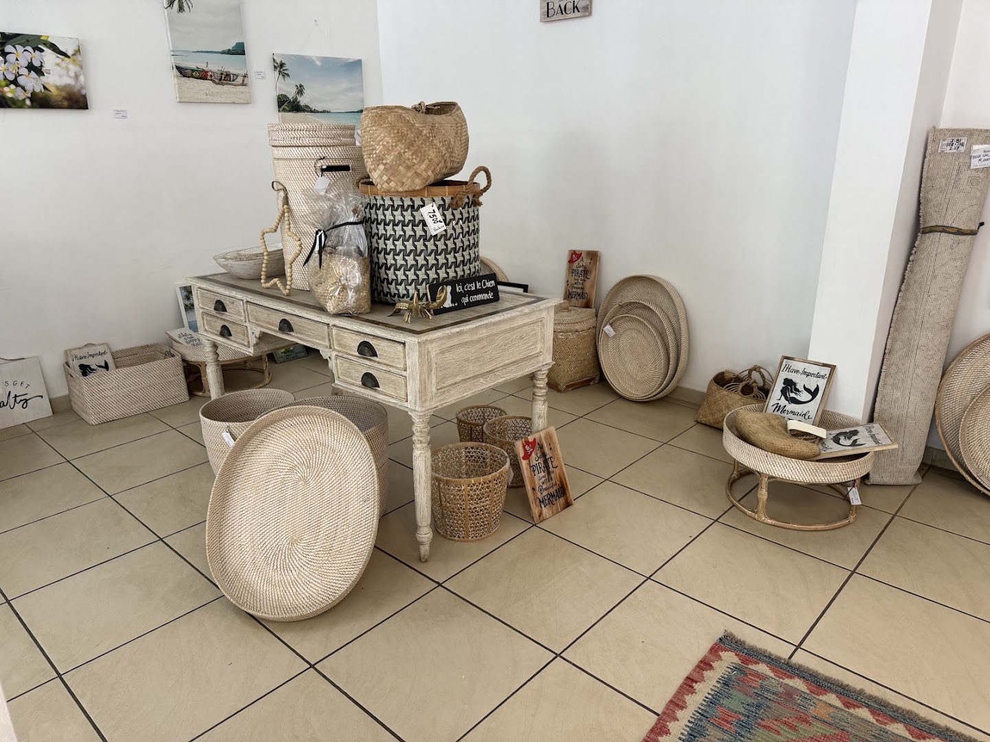 Pandanus: clear display of shop products