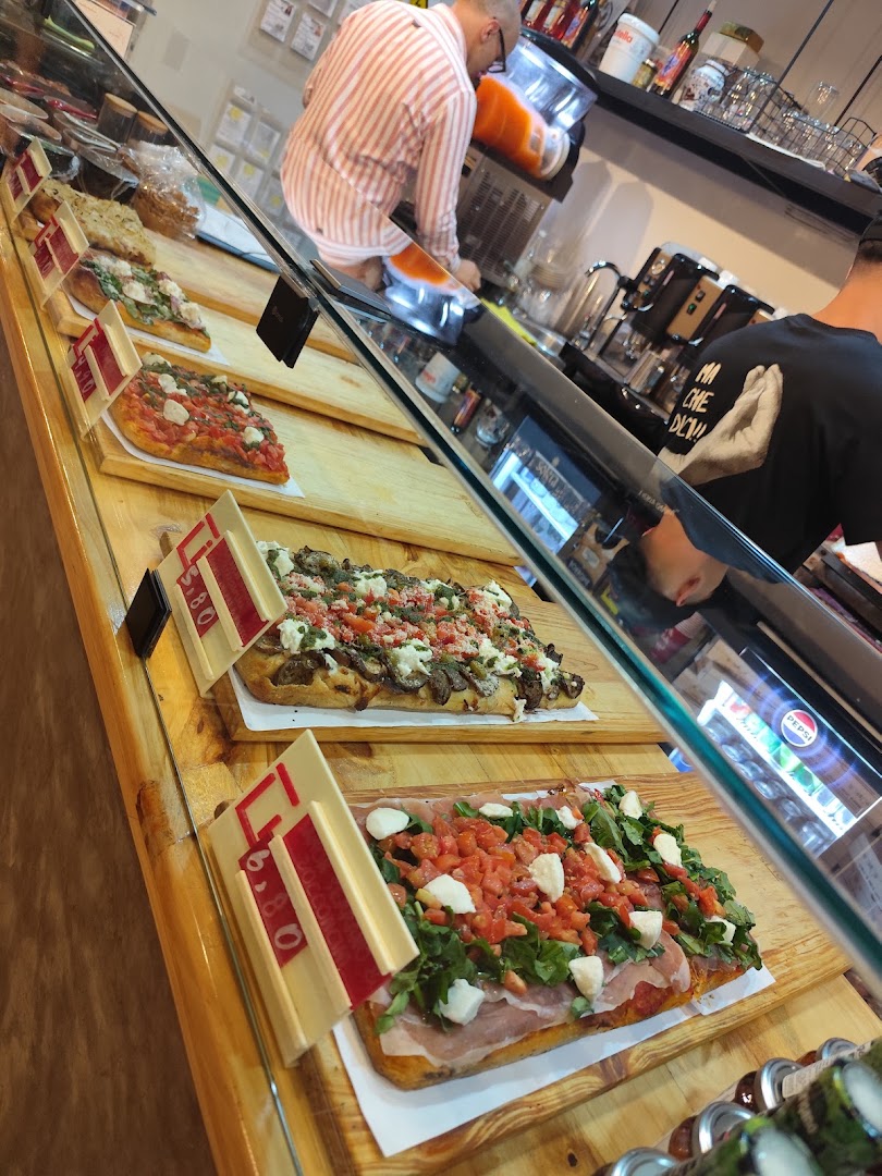 Al Taglio: appetizing display of fresh pizza
