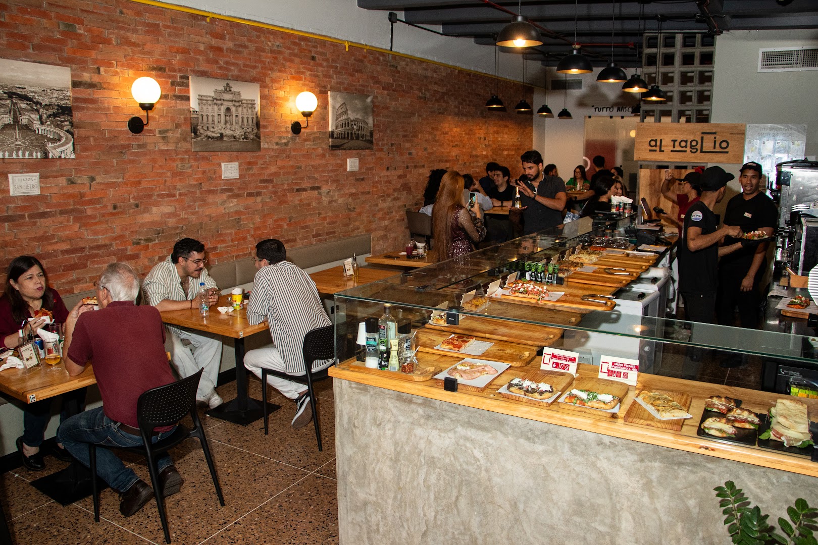 Al Taglio: inviting restaurant atmosphere