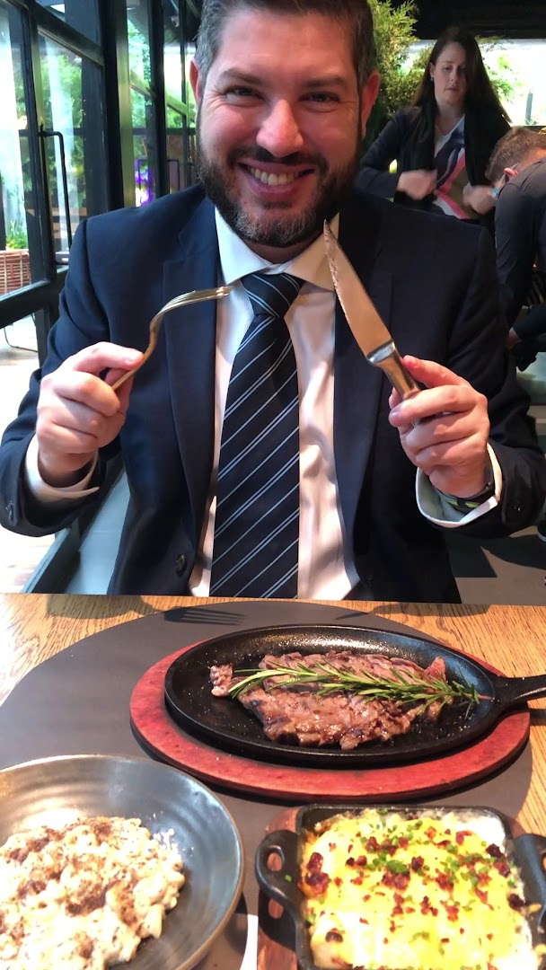 Anónimo: happy customer and food