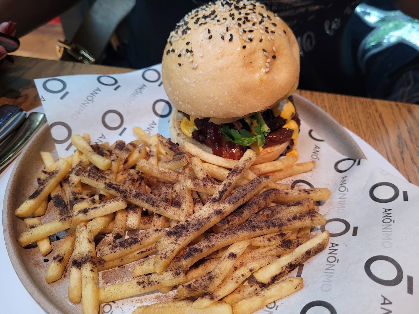 Anónimo: appetizing food photo with branding