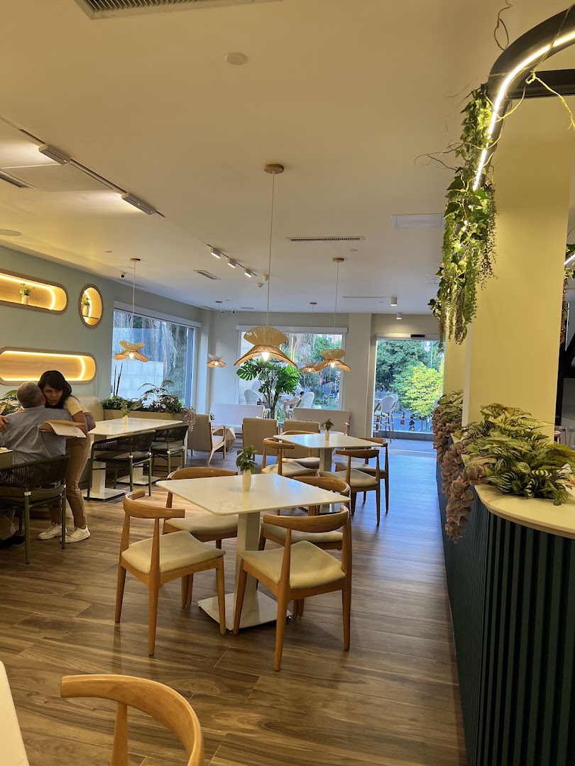 Honesto: clear, inviting interior atmosphere