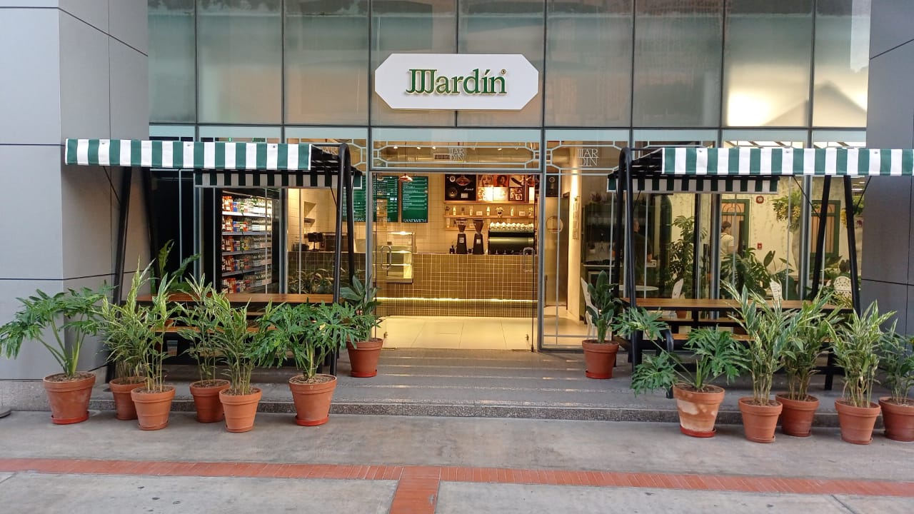 JJJardín: clear, inviting exterior shot