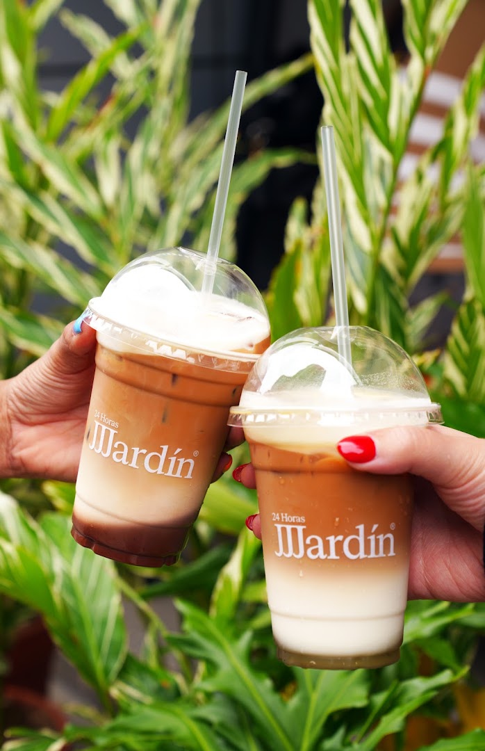 JJJardín: appealing photo of branded drinks