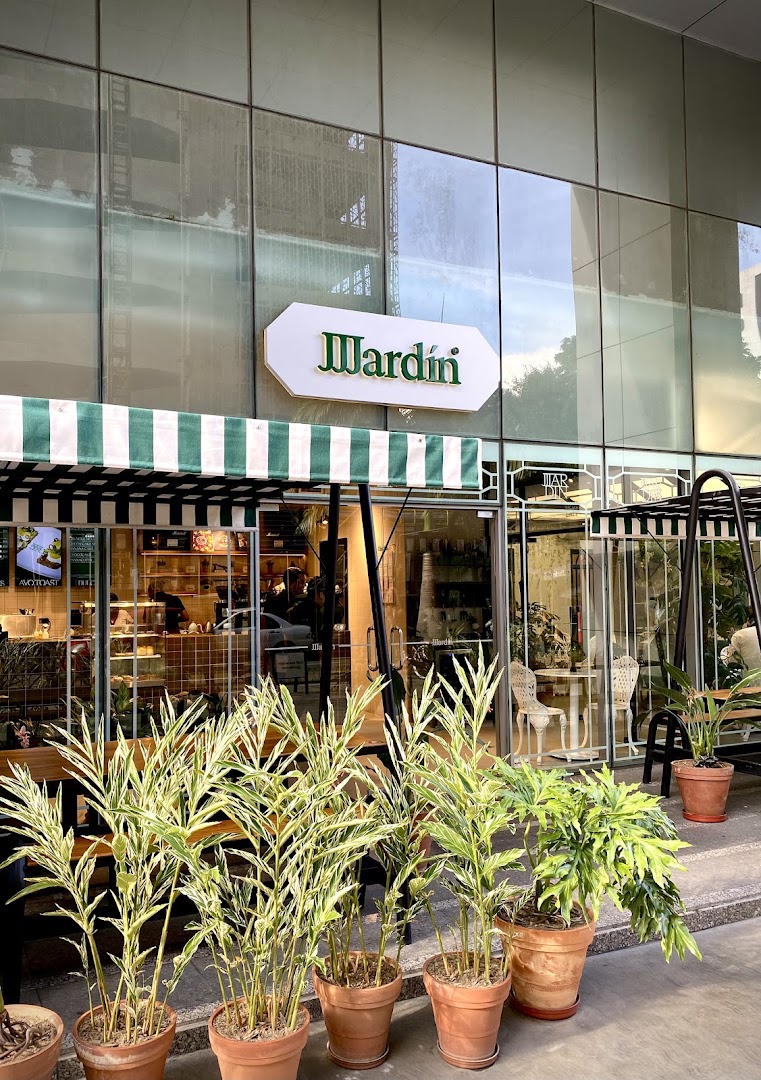 JJJardín: clear, inviting exterior venue shot