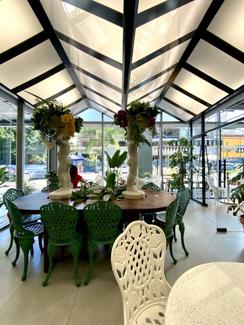 JJJardín: attractive, well-lit venue interior