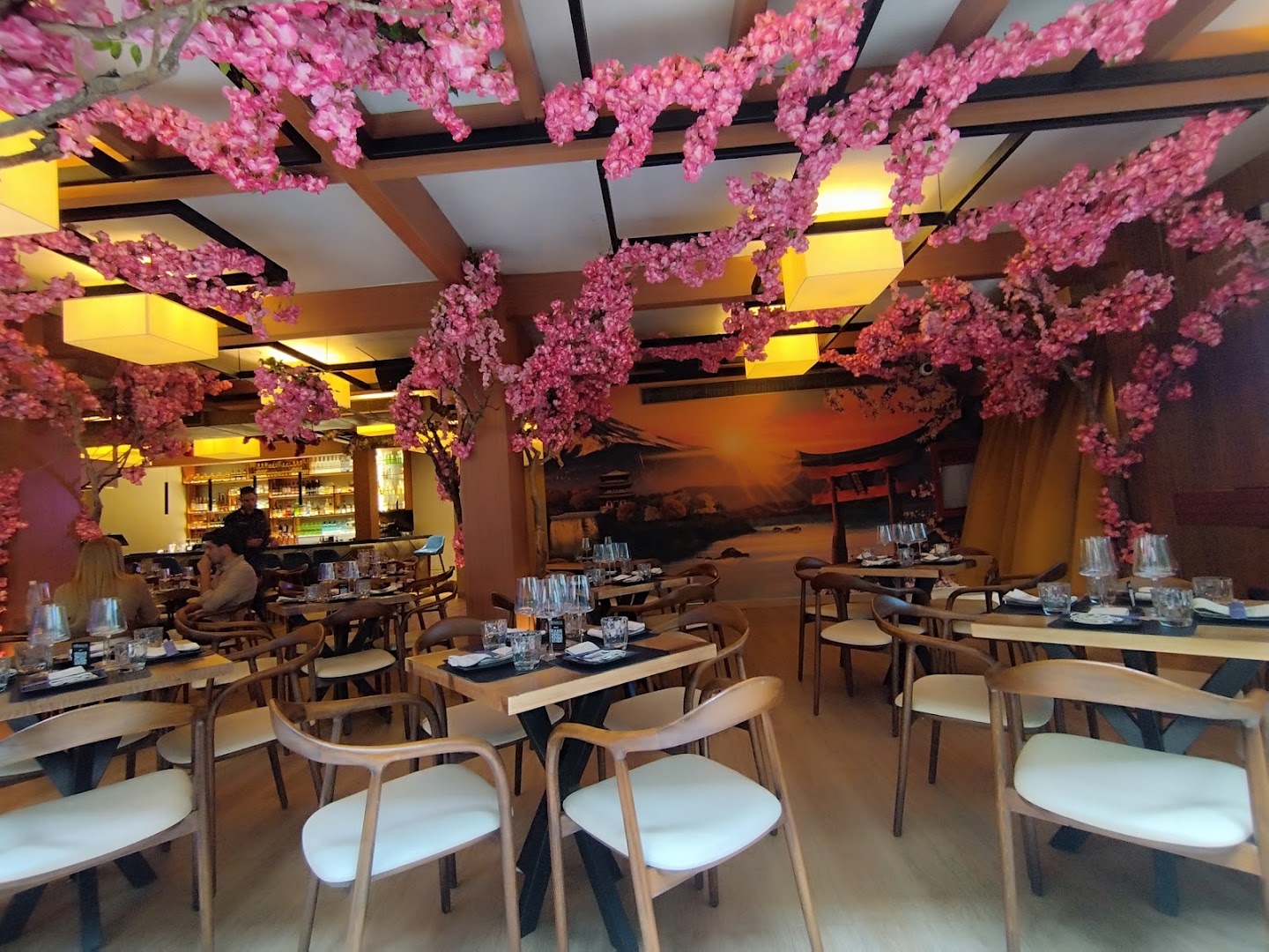 Kiraku: attractive interior with pleasant atmosphere