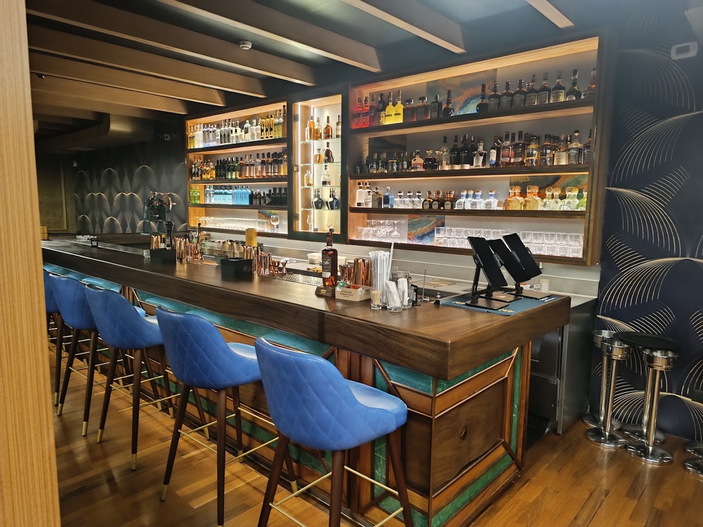 Kiraku: clear, professional shot of interior