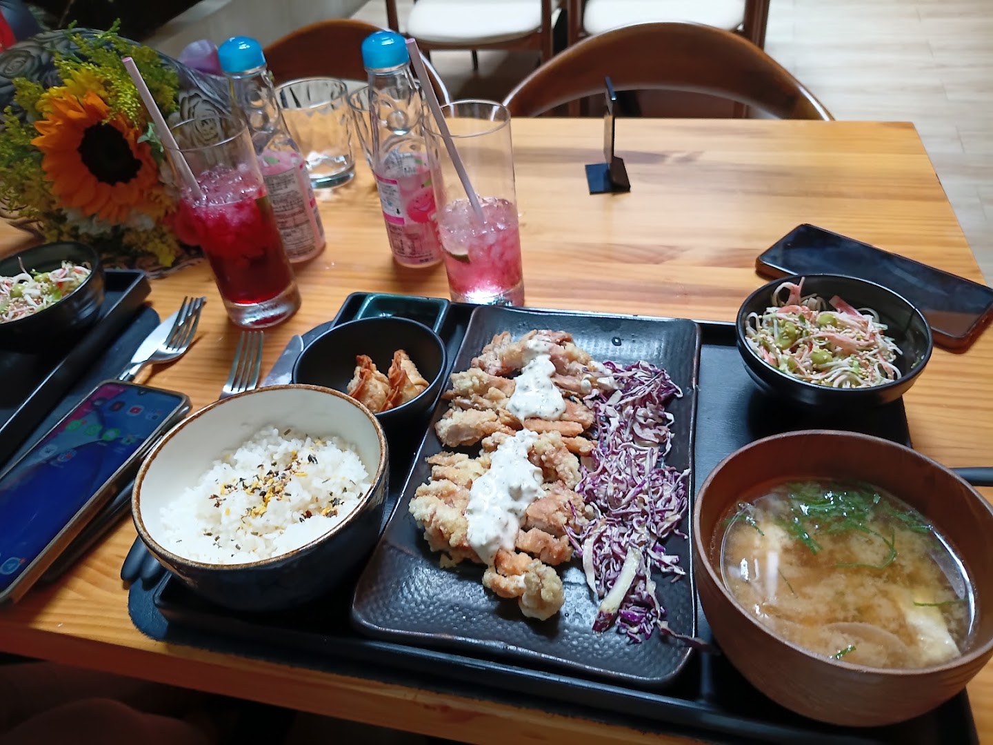 Kiraku: appetizing food presentation and setting